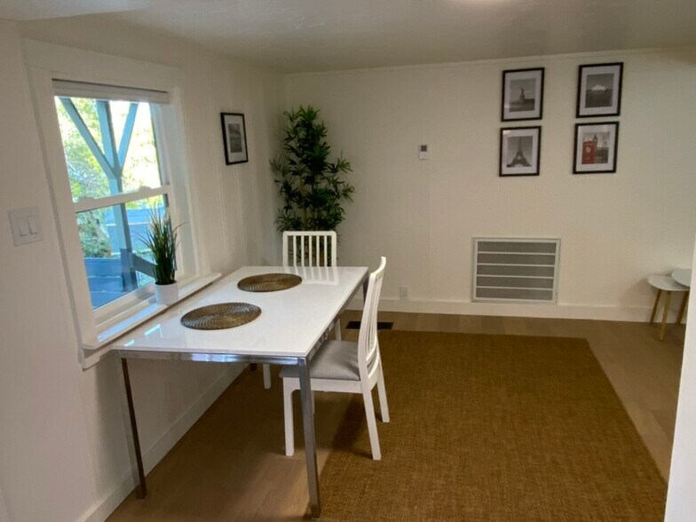 Living - 735 Upland Rd