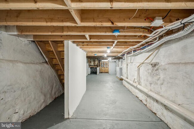 Building Photo - 321 E Lehigh Ave