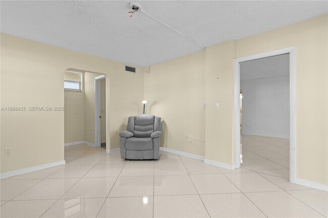 Building Photo - 2999 Point E Dr