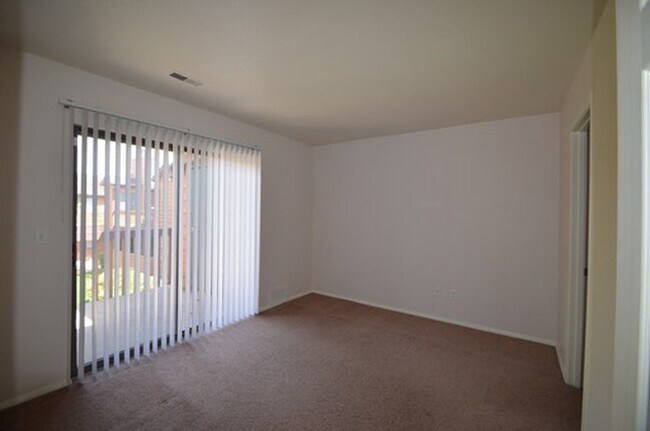 Building Photo - Clean, Bright upstairs Banyan Hollow Condo w/ central A/C!