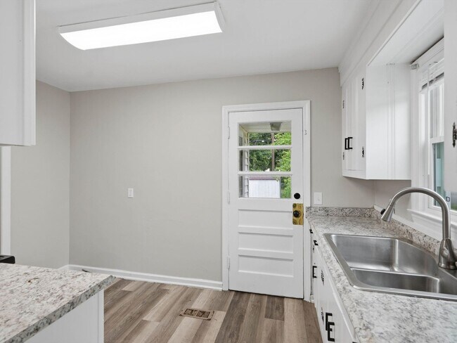Building Photo - Quaint 3 bed 1 bath home in charming Decatur!