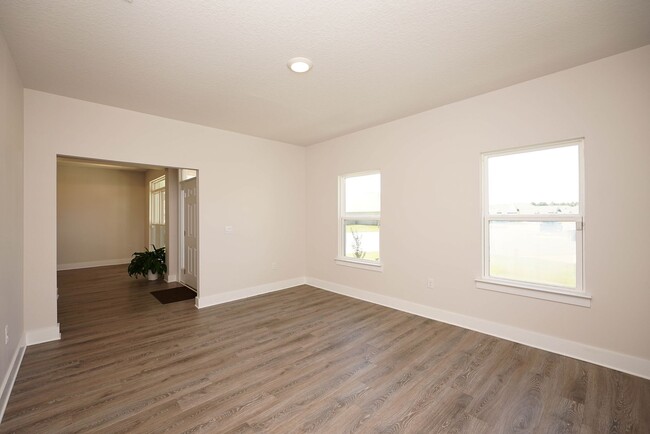 Building Photo - Spacious 5-Bedroom Home in Desirable Crest...