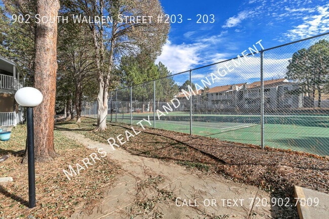 Building Photo - 902 S Walden St