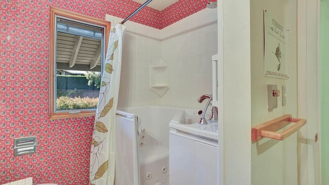 Building Photo - Spacious split level condo