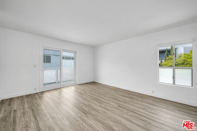Building Photo - 3933 Esplanade
