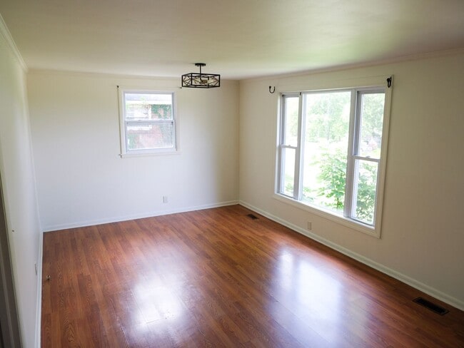 Building Photo - MOVE IN SPECIAL for: 3 Bedroom House Avail...