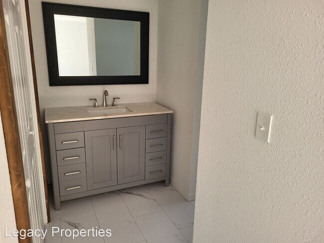 Building Photo - 4 br, 3 bath House - 110 W Graf St.