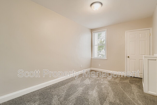 Building Photo - 824 E 33rd St