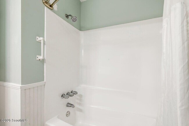 Building Photo - 1175 Beachview Dr N