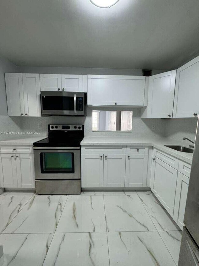 Building Photo - 1480 W 46th St