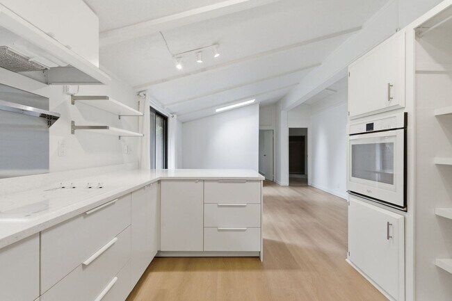 Building Photo - Single level Bainbridge Island home