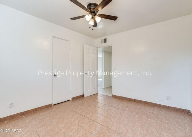 Building Photo - Charming, Updated  Brick Home in Central Tucson with Huge Yard!