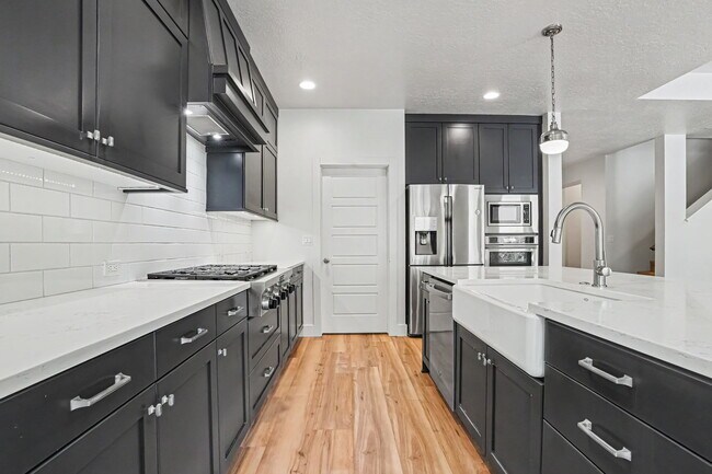 Building Photo - 6120 N Hacienda Ave