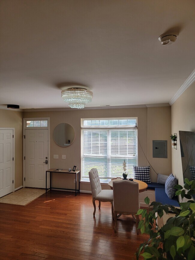 Building Photo - 2220 Valley Edge Dr