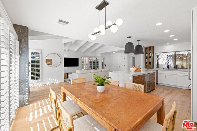 Building Photo - 72417 Rolling Knoll Dr