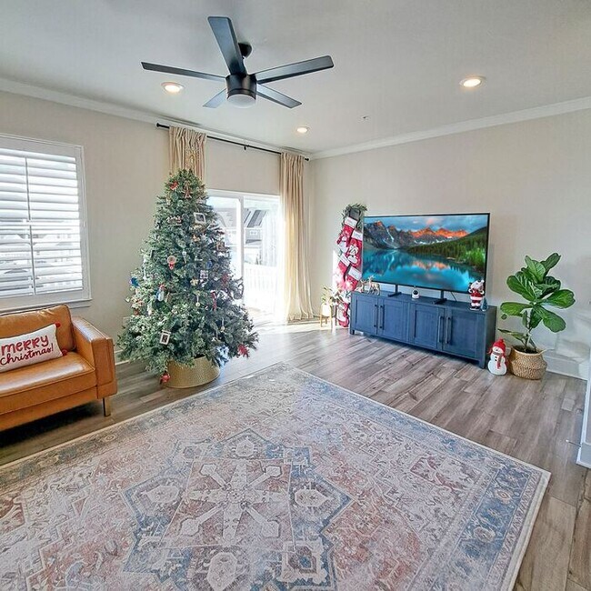 Building Photo - Gorgeous 4-Level Townhome with Rooftop Ter...