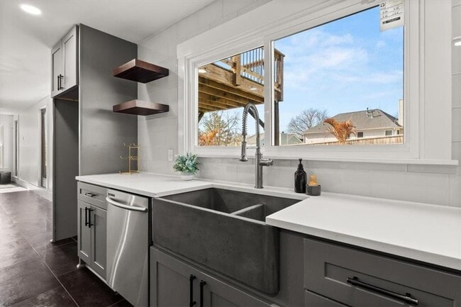 Building Photo - 425 Mikasa Dr