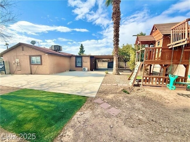 Building Photo - 3209 El Morro Ave