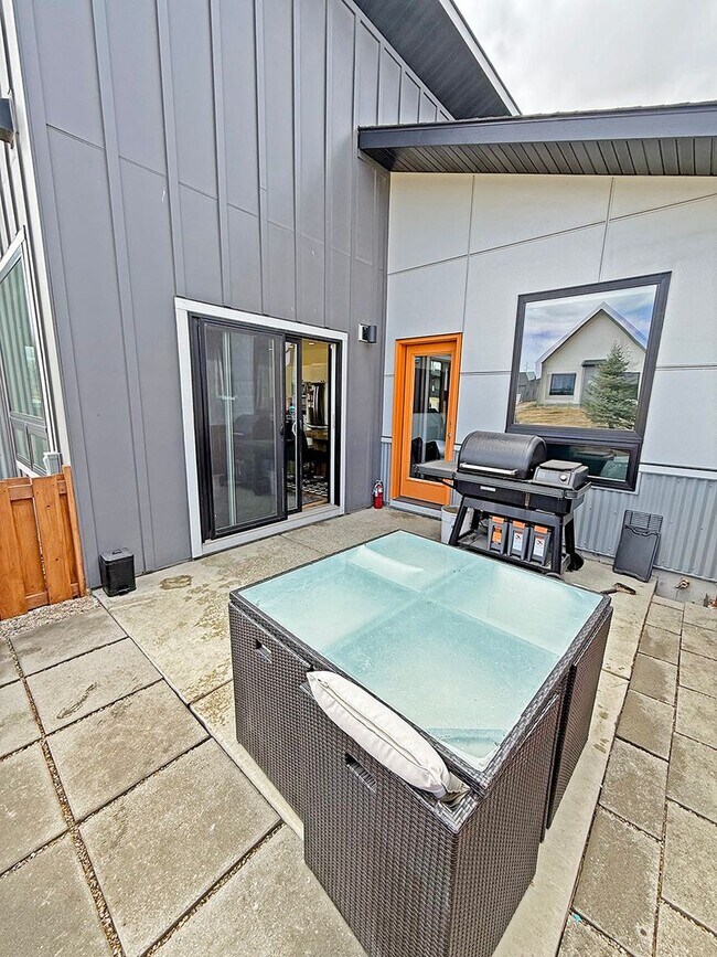 Building Photo - Modern Three Bedroom Townhome with Air Conditioning