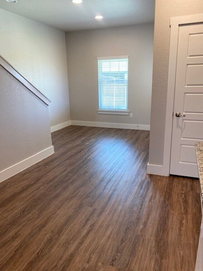 Building Photo - Large Townhome on corner lot