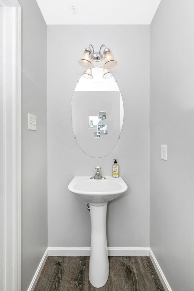 Building Photo - Twin Arch