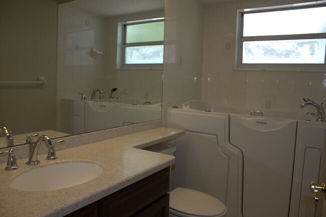 Building Photo - 3/2/3 Spring Hill Home