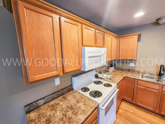 Building Photo - 2-Bedroom, 2-Bath Townhome in Pleasant Hill with a 2-Car Attached Garage
