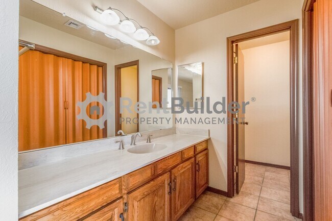 Building Photo - 2805 Palo Verde Dr NE