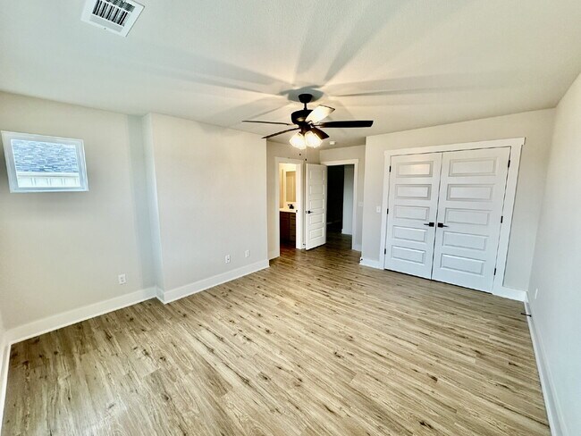 Building Photo - 2805 SW Hampshire Ave