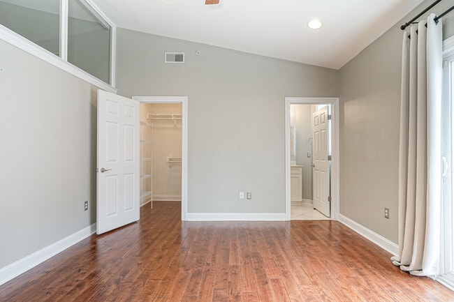 Building Photo - 6 Strawberry St