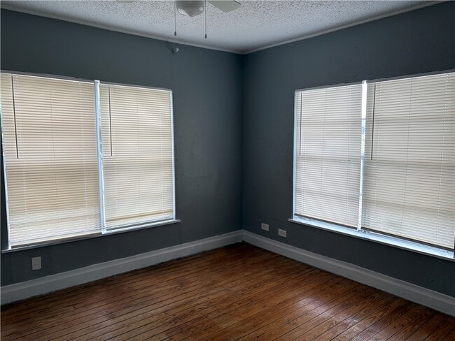 Building Photo - 701 W Lakeside Dr