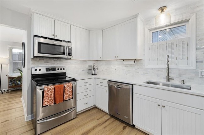 Building Photo - 208 Marlborough St