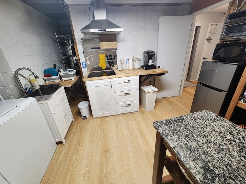 Shared laundry room, basement private use of kitchenette - 3922 Marquis Pl