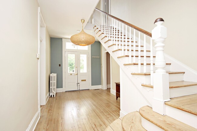 Building Photo - Charming Pet-Friendly Downtown Home Near UVA Medical Center