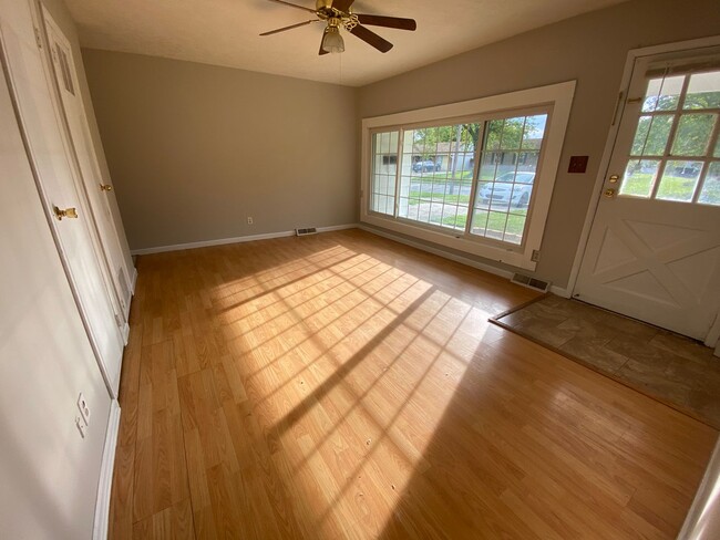 Building Photo - 845 Middle Dr