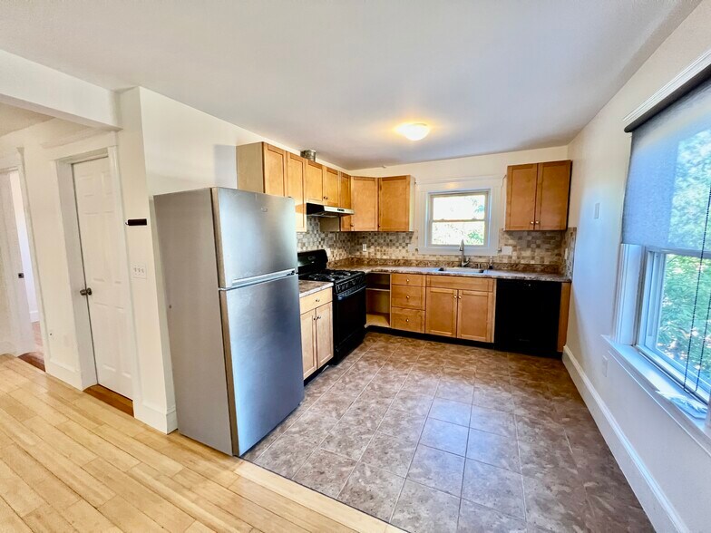 Building Photo - 13 Centre St