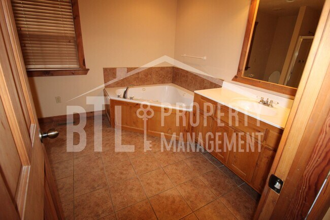 Building Photo - 574 Baldknobber Dr
