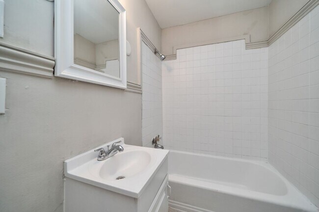 Building Photo - 817 31st Ave E