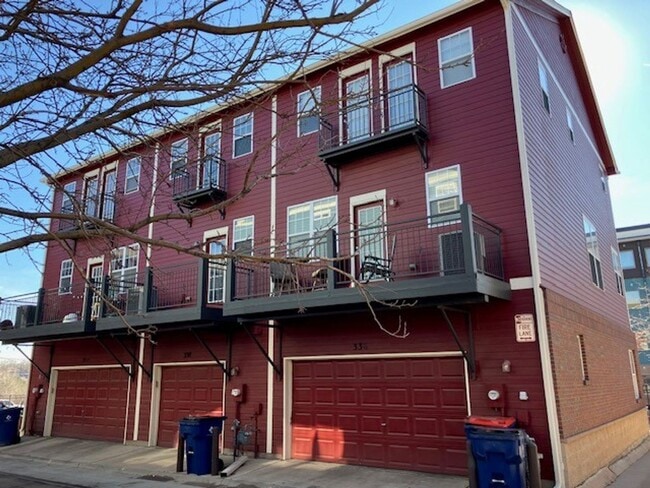 Building Photo - Downtown Townhome 2 Beds 3 Bath with AC