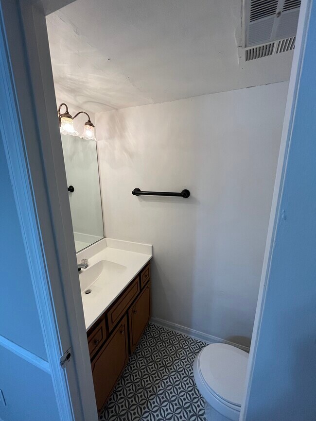 Building Photo - 1111 Emmett St