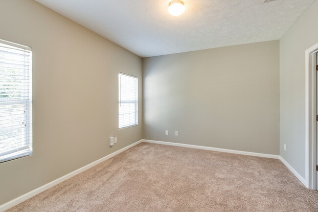 Building Photo - This 3 BR/2.5 BA Oak Hill Townhome Should Satisfy Your Standards!!!