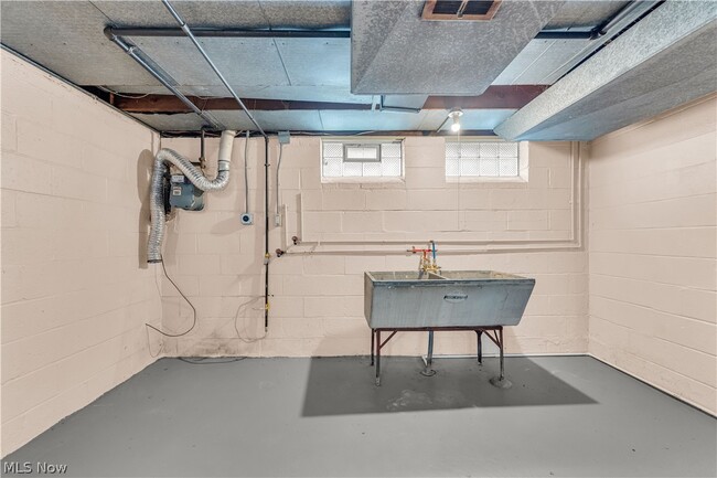 Building Photo - 655 E 240th St