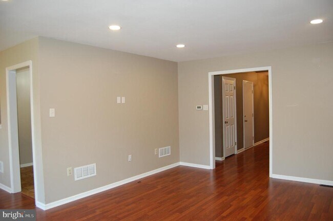 Building Photo - 131 Red Haven Dr