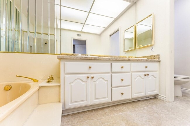 Building Photo - Beautiful Ground Level 2 Bedroom, 2 Bathroom Condo Available Now in Lake Forest!