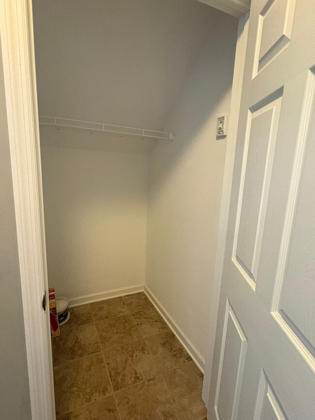 Building Photo - 4 Bedroom 3 Bath House