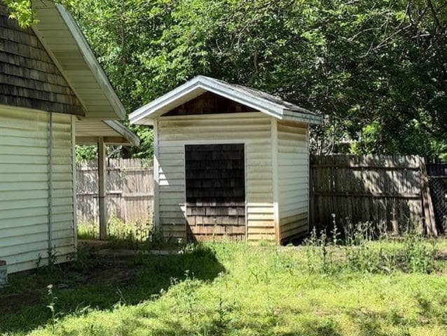 Building Photo - 411 E Avenue G