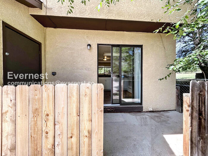 Building Photo - 1985 Mineola Ct