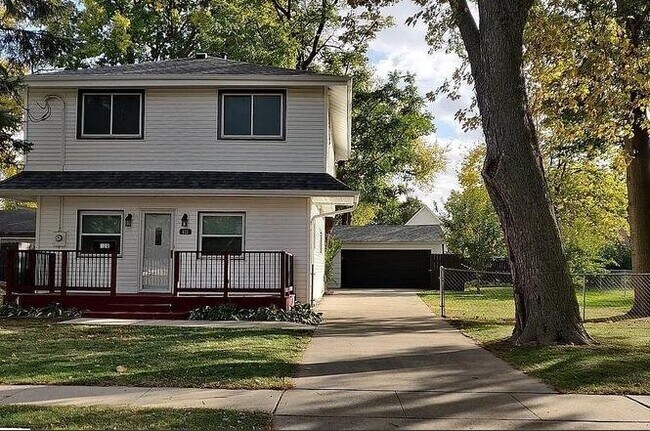 Building Photo - 621 E Granger Ave