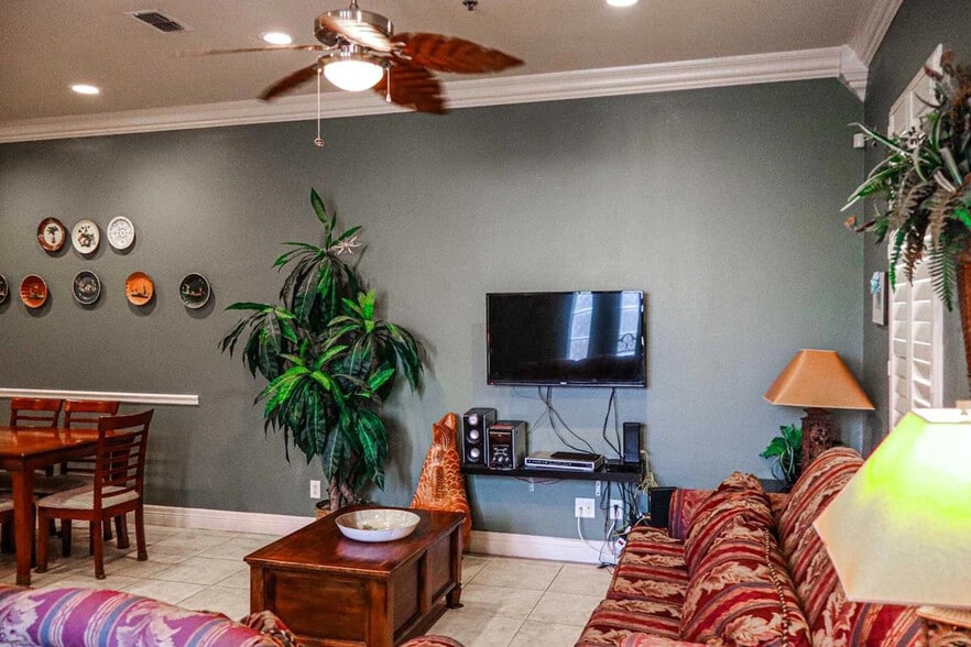 Primary Photo - 117 E Lantana St