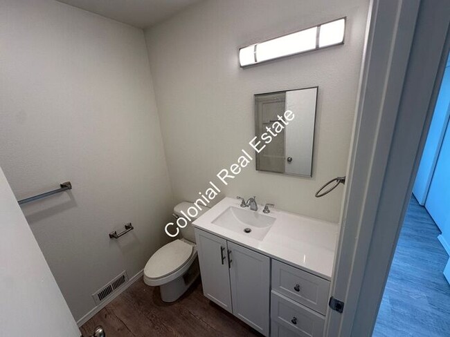 Building Photo - 4 bedroom 2 bathroom, remodeled townhouse ...